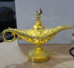 ⁦فانوس علاء الدين مضئ معدن مزخرف مزين بهلال مطلي باللون الذهبي لديكور رمضاني مميز⁩ - الصورة ⁦4⁩