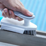 ⁦فرشة 4 في 1 لتنظيف الأرضيات والسجاد والزجاج والالوميتال بجزء ميني لسهولة الوصول للزوايا والحواف الأماكن الضيقة⁩ - الصورة ⁦3⁩