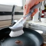 ⁦فرشة بخزان صابون وليفة مواعين لتسهيل عملية غسيل الأطباق⁩ - الصورة ⁦3⁩