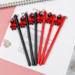 ⁦قلم جاف ازرق بغطاء بلعبة على شكل سكواد جيم عملي ومختلف⁩ - الصورة ⁦2⁩