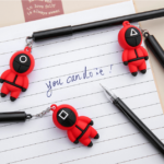 قلم جاف ازرق بغطاء بلعبة على شكل سكواد جيم عملي ومختلف