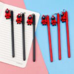 ⁦قلم جاف ازرق بغطاء بلعبة على شكل سكواد جيم عملي ومختلف⁩ - الصورة ⁦7⁩