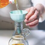 ⁦قمع مع مصفاه للزيوت والسوائل من السيليكون قابل للطي⁩ - الصورة ⁦2⁩