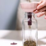 ⁦قمع مع مصفاه للزيوت والسوائل من السيليكون قابل للطي⁩ - الصورة ⁦11⁩