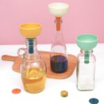 ⁦قمع مع مصفاه للزيوت والسوائل من السيليكون قابل للطي⁩ - الصورة ⁦4⁩