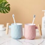 ⁦كوب حامل لفرش ومعجون الأسنان وأدوات الحلاقة وفرش الميكب وأقلام الروج والماسكرا بيد خشب⁩ - الصورة ⁦2⁩