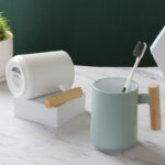 ⁦كوب حامل لفرش ومعجون الأسنان وأدوات الحلاقة وفرش الميكب وأقلام الروج والماسكرا بيد خشب⁩ - الصورة ⁦3⁩