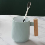 ⁦كوب حامل لفرش ومعجون الأسنان وأدوات الحلاقة وفرش الميكب وأقلام الروج والماسكرا بيد خشب⁩ - الصورة ⁦4⁩