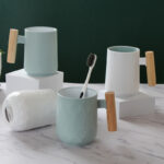 ⁦كوب حامل لفرش ومعجون الأسنان وأدوات الحلاقة وفرش الميكب وأقلام الروج والماسكرا بيد خشب⁩ - الصورة ⁦5⁩