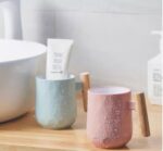 ⁦كوب حامل لفرش ومعجون الأسنان وأدوات الحلاقة وفرش الميكب وأقلام الروج والماسكرا بيد خشب⁩ - الصورة ⁦6⁩