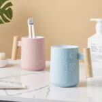 ⁦كوب حامل لفرش ومعجون الأسنان وأدوات الحلاقة وفرش الميكب وأقلام الروج والماسكرا بيد خشب⁩ - الصورة ⁦7⁩