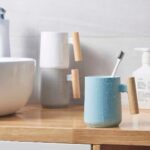 ⁦كوب حامل لفرش ومعجون الأسنان وأدوات الحلاقة وفرش الميكب وأقلام الروج والماسكرا بيد خشب⁩ - الصورة ⁦8⁩