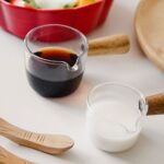 ⁦كوب زجاج يد خشب 75ملي لحليب القهوة وتقديم الصوصات والعسل علي السفرة ‏⁩ - الصورة ⁦4⁩