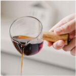 ⁦كوب زجاج يد خشب 75ملي لحليب القهوة وتقديم الصوصات والعسل علي السفرة ‏⁩ - الصورة ⁦5⁩