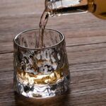 ⁦كوباية راقصة 180 ملي بقاعدة خشبية لشرب وتقديم  الشاي والنسكافية والعصائر للضيوف بشكل شيك⁩ - الصورة ⁦3⁩