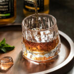 ⁦كوباية راقصة 180 ملي بقاعدة خشبية لشرب وتقديم  الشاي والنسكافية والعصائر للضيوف بشكل شيك⁩ - الصورة ⁦6⁩