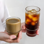 ⁦كوباية متدرجة 400 ملي زجاج شفاف مضلع لشرب و تقديم العصائر والايس كوفي والمشروبات الغازية للضيوف بشكل شيك⁩ - الصورة ⁦3⁩