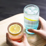 ⁦كوباية متدرجة 400 ملي زجاج شفاف مضلع لشرب و تقديم العصائر والايس كوفي والمشروبات الغازية للضيوف بشكل شيك⁩ - الصورة ⁦5⁩