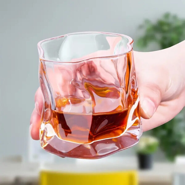 كوباية من الزجاج المتعرج لشرب وتقديم الشاي والنسكافية والعصائر بشكل مختلف ومميز