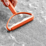 ⁦لمامة وبر يدوية بوجهين لإزالة الوبر من الملابس والسجاد والمفروشات⁩ - الصورة ⁦3⁩