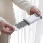 ⁦لمامة وبر يدوية ذاتية التنظيف لإزالة الوبر و شعر الحيوانات من الملابس والسجاد والمفروشات بيد⁩ - الصورة ⁦8⁩