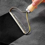 لمامة يدوية لإزالة الوبر وشعر الحيوانات من الملابس والسجاد والمفروشات بمقبض خشبي مريح - الصورة 2