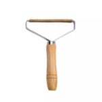 لمامة يدوية لإزالة الوبر وشعر الحيوانات من الملابس والسجاد والمفروشات بمقبض خشبي مريح - الصورة 6