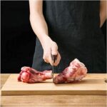 ⁦لوح تقطيع خشب 40*30 للحوم والخضروات والفواكه بيد معدن⁩ - الصورة ⁦2⁩