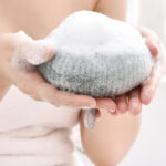 ⁦ليفة استحمام وشاور لطيفة علي الجسم تساعد علي عمل الاسكراب وإزالة الجلد الميت بيد لسهولة الأستخدام⁩ - الصورة ⁦2⁩