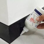 ⁦مادة ملئ وغلق فواصل السيراميك والارضيات باللون الأسود لتجديد شكل الارضيات ومنع الحشرات والنمل 150 ملي⁩ - الصورة ⁦2⁩