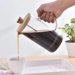 ⁦ماكينة يدوية 450 ملي لصنع وتحضير القهوة الفرنسية والفوم تعمل بالضغط بغطاء خشبي ويد من الزجاج⁩ - الصورة ⁦2⁩