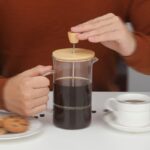 ⁦ماكينة يدوية 450 ملي لصنع وتحضير القهوة الفرنسية والفوم تعمل بالضغط بغطاء خشبي ويد من الزجاج⁩ - الصورة ⁦4⁩