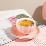 ⁦مج بورسلين شيك لشرب وتقديم الشاي والنسكافيه مع طبق ومعلقة استانليس ستيل ويد⁩ - الصورة ⁦4⁩