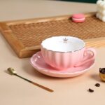 ⁦مج بورسلين شيك لشرب وتقديم الشاي والنسكافيه مع طبق ومعلقة استانليس ستيل ويد⁩ - الصورة ⁦6⁩