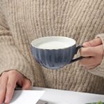 ⁦مج بورسلين شيك لشرب وتقديم الشاي والنسكافيه مع طبق ومعلقة استانليس ستيل ويد⁩ - الصورة ⁦2⁩