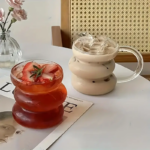 ⁦مج بومبيه 430 ملي بيد لشرب وتقديم العصائر والنسكافيه والايس كوفي من الزجاج الشفاف⁩ - الصورة ⁦4⁩