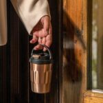 ⁦مج حراري استانليس ستيل 500 ملي حافظ لحرارة المشروبات بغطاء محكم الغلق ويد⁩ - الصورة ⁦3⁩