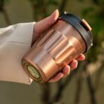 ⁦مج حراري استانليس ستيل 500 ملي حافظ لحرارة المشروبات بغطاء محكم الغلق ويد⁩ - الصورة ⁦6⁩