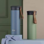 مج حراري استانليس ستيل450 ملي محكم الغلق بمصفاه للاعشاب ويد جلد للرحلات والجيم والجامعات