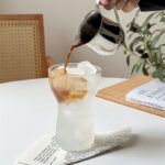 ⁦مج زجاج 370 ملي شيك لشرب وتقديم المشروبات الغازية والعصائر والنسكافيه والايس كوفي للضيوف بشكل شيك⁩ - الصورة ⁦6⁩