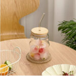 ⁦مج زجاج 550 ملي متدرج بشاليموه وغطاء خشبي محكم الغلق لشرب وتقديم المشروبات الباردة والساخنة للضيوف شكل شيك⁩ - الصورة ⁦3⁩