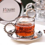 مج هاوس 250 ملي زجاج شفاف بيد شكل لولي باللون الفضي لشرب وتقديم الشاي والنسكافيه للضيوف بشكل شيك