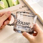 ⁦مج هاوس 250 ملي زجاج شفاف بيد شكل لولي باللون الفضي لشرب وتقديم الشاي والنسكافيه للضيوف بشكل شيك⁩ - الصورة ⁦6⁩