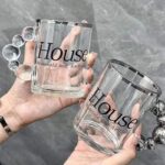 ⁦مج هاوس 300 ملي زجاج شفاف بيد شكل بابز باللون الفضي لشرب وتقديم الشاي والنسكافيه والعصائر للضيوف بشكل شيك⁩ - الصورة ⁦2⁩