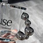 ⁦مج هاوس 300 ملي زجاج شفاف بيد شكل بابز باللون الفضي لشرب وتقديم الشاي والنسكافيه والعصائر للضيوف بشكل شيك⁩ - الصورة ⁦4⁩