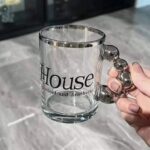 ⁦مج هاوس 300 ملي زجاج شفاف بيد شكل بابز باللون الفضي لشرب وتقديم الشاي والنسكافيه والعصائر للضيوف بشكل شيك⁩ - الصورة ⁦5⁩