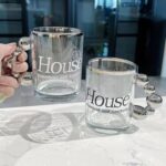 ⁦مج هاوس 300 ملي زجاج شفاف بيد شكل بابز باللون الفضي لشرب وتقديم الشاي والنسكافيه والعصائر للضيوف بشكل شيك⁩ - الصورة ⁦6⁩