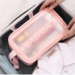 ⁦مجموعة شنط وتربروف 3 قطع بمقاسات مختلفة لحمل وتنظيم الميكب وأدوات العناية بالشعر والبشرة بيد⁩ - الصورة ⁦5⁩