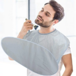 ⁦مريلة حلاقة وقص الشعر الإصدار الثاني وتربروف لتجميع شعرالرأس ومنع سقوطه علي الأرض قابلة للطي⁩ - الصورة ⁦6⁩