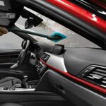 ⁦مساحة تنظيف زجاج السيارات من التراب ومياه الامطار بيد متحركة لسهولة التنظيف⁩ - الصورة ⁦2⁩